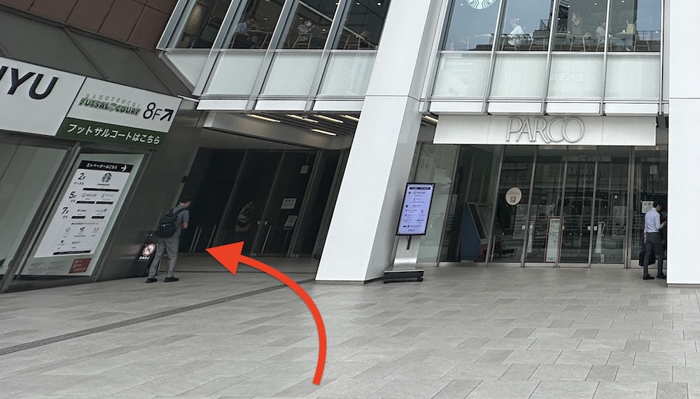 左手奥にエレベーターがあります。