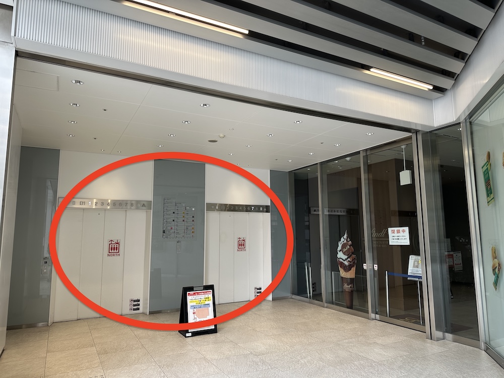 エレベーター(NORTH)で7階に向かってください。