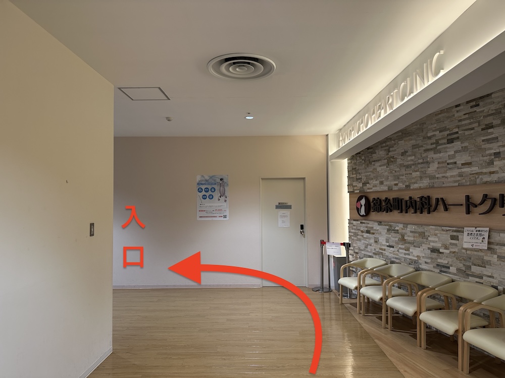エレベーターを降りると右手に薬局があります。そのまま直進し、つきあたりを左に曲がってください。