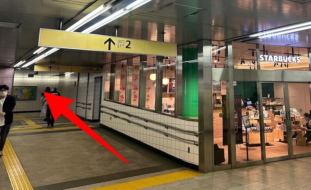 スターバックスの角を左に曲がり