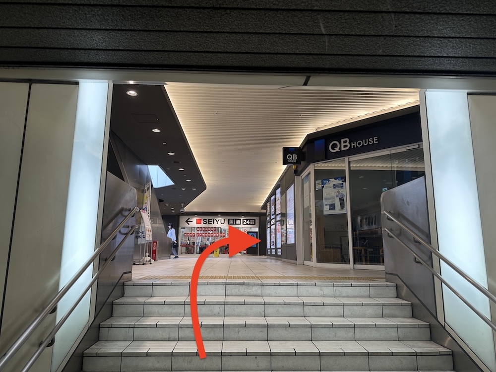 エスカレーターを昇ると正面にSEIYUが見えます。<br>SEIYUの右側にエレベーターがあります。