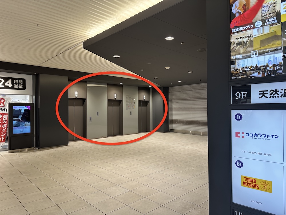 SEIYUの右側にあるエレベーター(WEST)をを使って7階に向かいます。